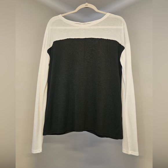 Vince Scoop Neck Top
Black and White
Long Sleeve Blouse size small - Picture 2 of 5